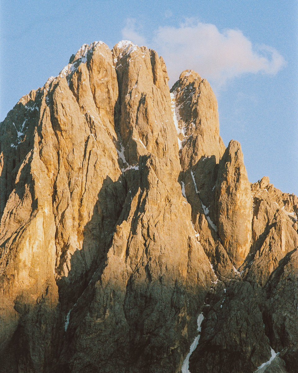 Gm 🧡 Currently sitting at home in my editing cave working on my next short film that should be out in a month 🍿🎬