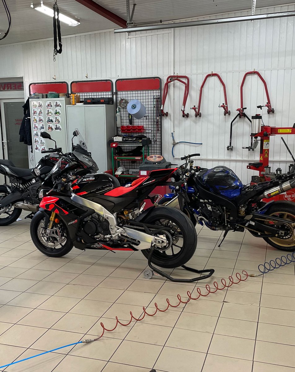 SPOTTED! Our HP VIGO in a motorcycle service centre in the #maintenance &amp; service of #motorbikes 🏍

The VIGO offers high pressure cleaning in a manual washer using low foaming, non hazardous cleaning liquids - great for cleaning parts with complex geometries! 💚 #Cleaning