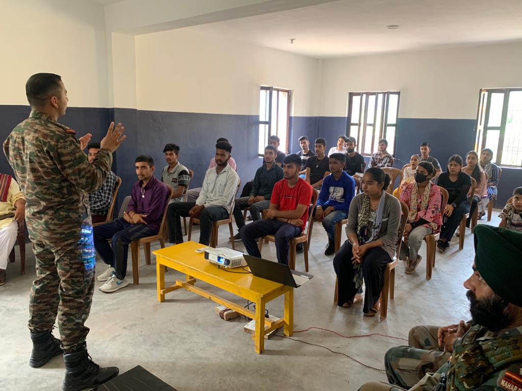 prodefencejammu's tweet photo. #AgniveerOutreach
A lecture cum #videodisplay was organised at Govt ITI, Mendhar & village Keri to encourage & motivate the youth of Bhimber Gali (J&K) to join the #ArmedForces & proudly live a life less ordinary in service to the nation.
@SpokespersonMoD
@adgpi
@diprjk
@ANI https://t.co/ENe4Ad59im