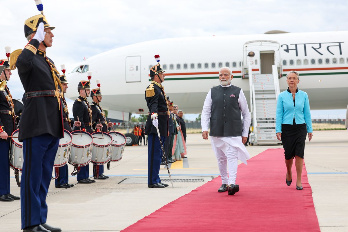 PMOIndia's tweet photo. PM @narendramodi arrived in Paris a short while ago. 

He was warmly received by PM @Elisabeth_Borne at the airport.

The PM was accorded a ceremonial welcome upon his arrival. https://t.co/2eCzp2Pjyw