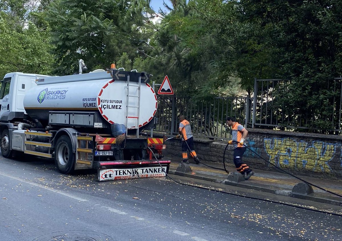 DrKerimoglu's tweet photo. “TEMİZLİK ÇALIŞMALARIMIZLA 7/24 HALKIMIZIN HİZMETİNDEYİZ”
İlçemizdeki tüm parkları ve açık alanları özenle sabunlu su ile yıkayarak, fiziki ve kimyasal temizliğini yapmaya devam ediyoruz. https://t.co/Tehb96AOWa