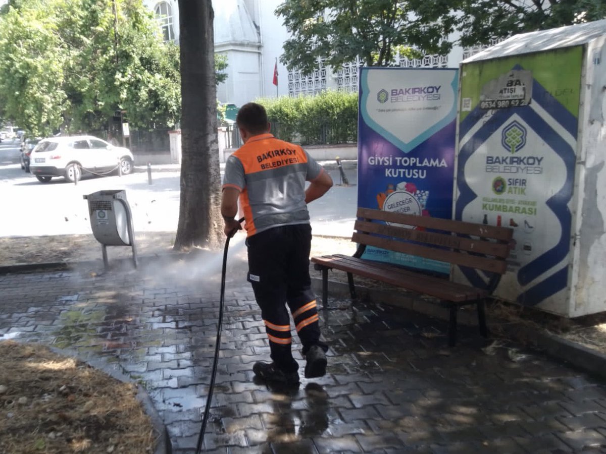 DrKerimoglu's tweet photo. “TEMİZLİK ÇALIŞMALARIMIZLA 7/24 HALKIMIZIN HİZMETİNDEYİZ”
İlçemizdeki tüm parkları ve açık alanları özenle sabunlu su ile yıkayarak, fiziki ve kimyasal temizliğini yapmaya devam ediyoruz. https://t.co/Tehb96AOWa