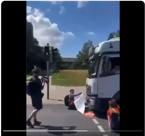 Am spannendsten an der versuchten Täter-Opfer-Umkehr von rechts finde ich ja eigentlich, dass der Lkw-Fahrer beim erneuten Anfahren einen Rotlichtverstoß begangen hat und die LG-Leute aufgrund der grünen Fußgängerampel dort theoretisch sogar stehen durften...
