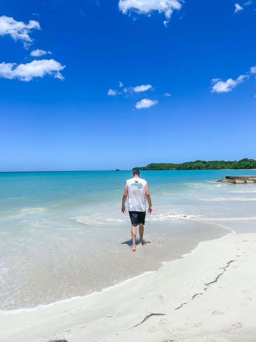 kkittsdavis's tweet photo. @LaLaB_MPHPMPCSM It was gorgeous! I recommend walking past the resort to the empty beach area. Great swimming! https://t.co/4utZhxs8Ys