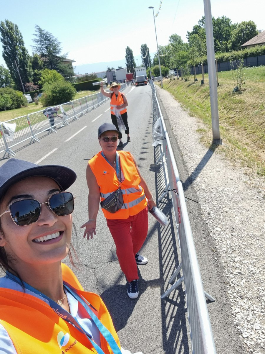 Dans les coulisse de l'#EtapeduTour 👀 Notre service gestion et prévention des #déchets et l'association #Passage mobilisés pour permettre aux participants et aux visiteurs de trier leurs déchets et maintenir le village et la ville propre 🚮♻️