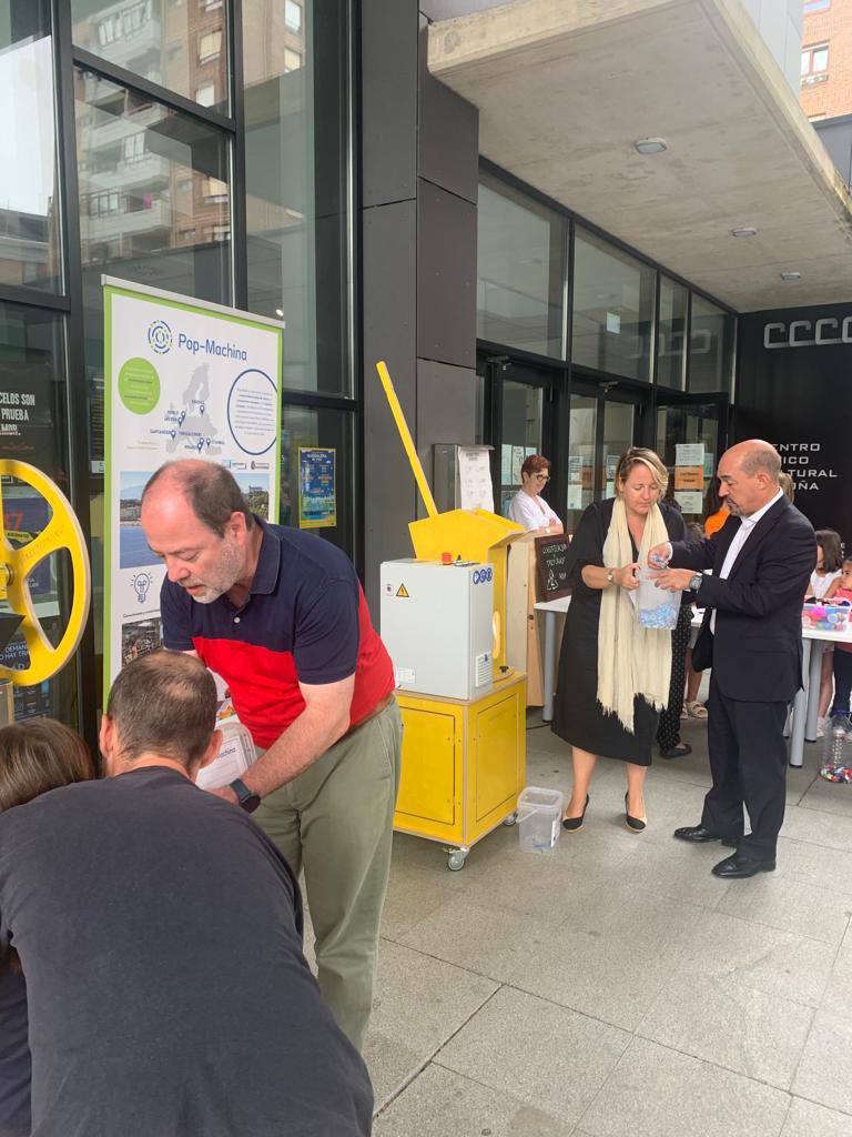 Alvaro__Lavin's tweet photo. #Santanderciudad es una de las 7 ciudades de #Europa que está trabajando en el proyecto #popmachina
El objetivo es investigar y sensibilizar sobre el #reciclaje y la #economia #circular
Hoy hemos estado en el Centro Cívico de Cazoña explicando el proyecto https://t.co/WF6rNdq9DN
