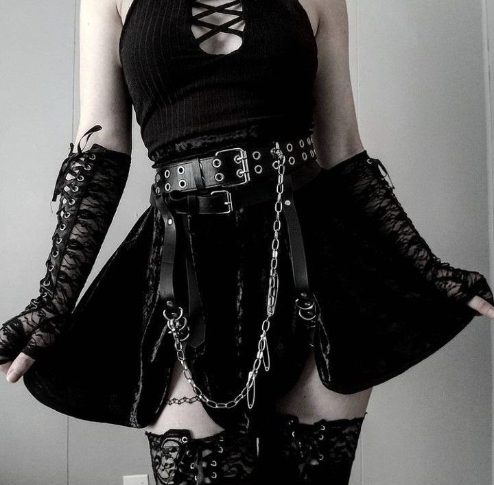 hearthfirearts's tweet photo. how comfortable i feel🫶🏻
#clothes #darkclothes #alternativegirl #gothic https://t.co/2n3tXwrSmF