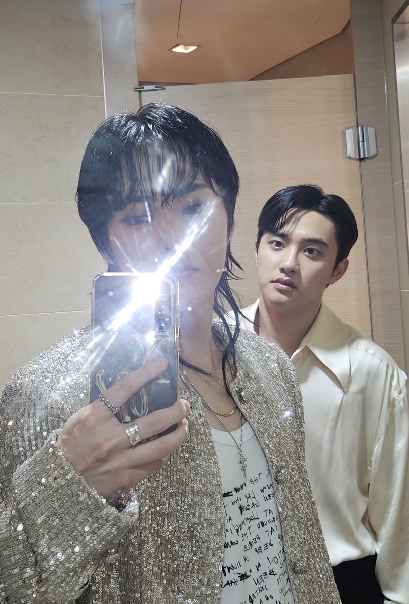 dyonigiri's tweet photo. The convo between Kyungsoo and Minseok before taking this mirror selca
🐱: they said these days?? people taking picture like this
🐧: ah really?? I can't take picture like that
🐱: I'm also just trying it out
🐧: (give no answer then just looking at the camera)

🤣🤣🤣 https://t.co/W0hEekD9CN