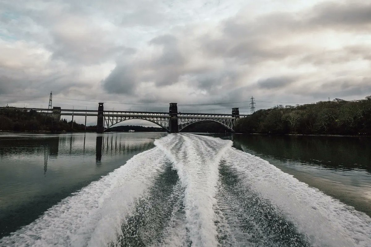 ConwyVNWCoast's tweet image. 🌉 #SpectacularViews with #DaysOutByRail 🛤️ and @scenicrailbrit How about the view over the Menai Straits as the train travels along the Pont Britannia Bridge underneath the roadway. 

📸 © Hawlfraint y Goron / © Crown copyright (2023) Cymru Wales