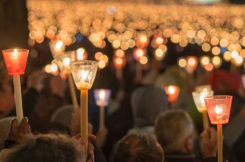 "Voilà, pour moi, #Lourdes, c'est cela : la foi des pieds, une forme de  simplicité dans la #prière, la foi des hommes et des femmes qui marchent  en #procession comme ils marchent dans l'existence...", Se tenir au milieu des autres, <a href="/JustSisterAnne/">Anne L.</a>👉revue-christus.com/article/se-ten…