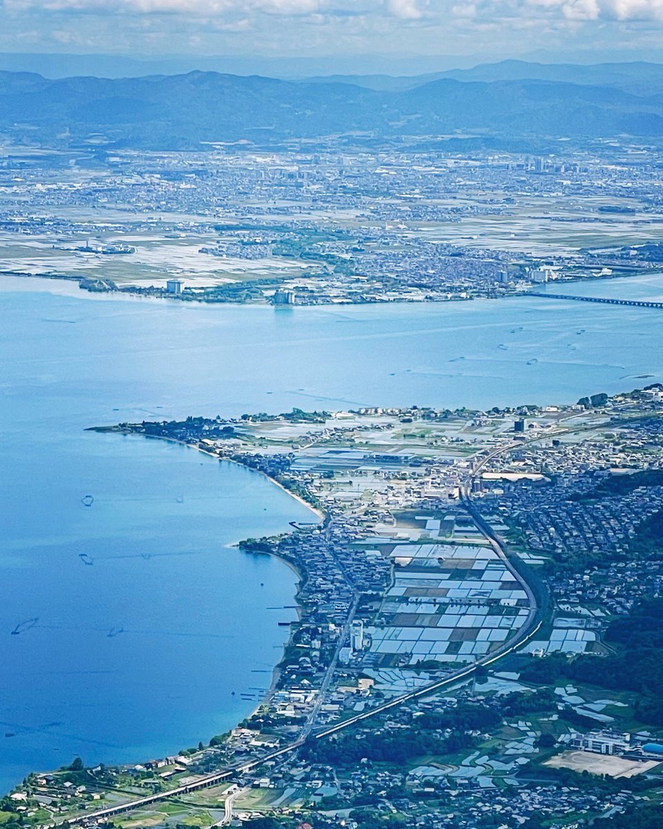 biwako801's tweet photo. びわ湖バレイロープウェイの車内からは、
琵琶湖の伝統漁法「魞漁（えりりょう）」
や湖西の街並みもお楽しみいただけます。

#びわ湖バレイ #びわ湖テラス #琵琶湖 #滋賀 #絶景  #biwakoterrace #biwakovalley #terracecafe #shiga #japan #ropeway #美景 #網美景點 #觀景台 #日本旅遊 #ロープウェイ https://t.co/ccMXGy1vkX