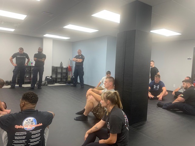 terrehautepd's tweet photo. The THPD IRT Team consists of approximately forty officers that are able to respond to a variety of incidents like crowd control and event security just to name a few. Here they are receiving training in Physical Tactics for their extra monthly training.
#thpd, #Bjj, #Training https://t.co/cAw8Hr4Max