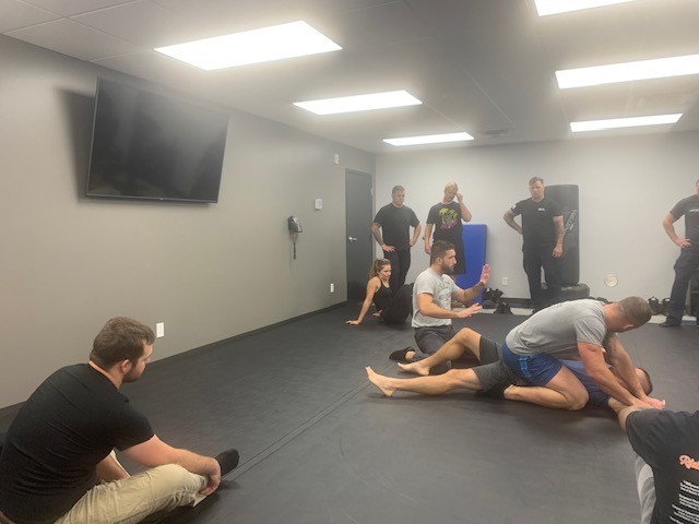 terrehautepd's tweet photo. The THPD IRT Team consists of approximately forty officers that are able to respond to a variety of incidents like crowd control and event security just to name a few. Here they are receiving training in Physical Tactics for their extra monthly training.
#thpd, #Bjj, #Training https://t.co/cAw8Hr4Max