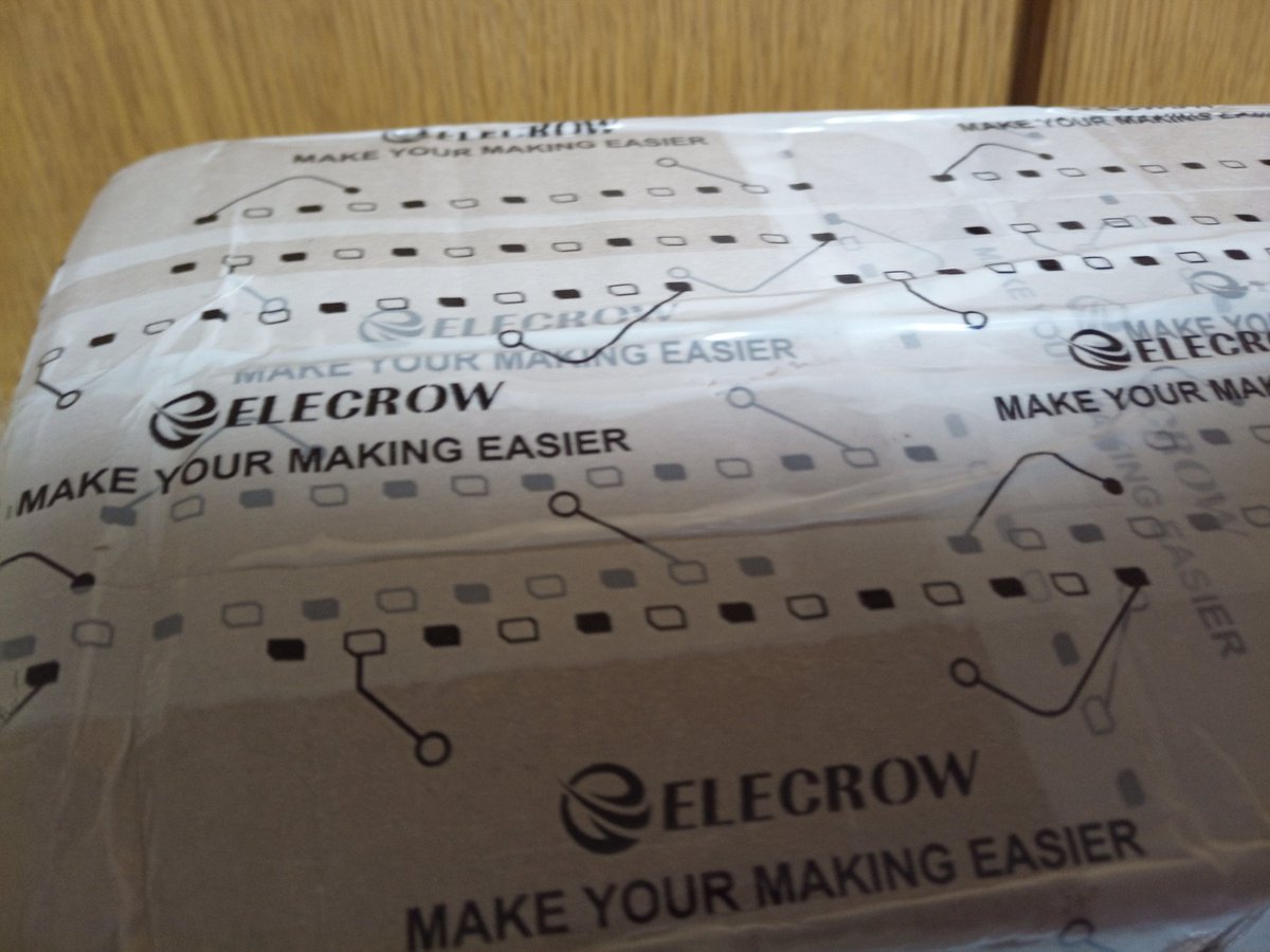 atsuyuki1kawa's tweet image. ELECROW(@Elecrow1)に注文した基板、「出荷したヨ！」メールと共に追跡番号が来たけど、番号が有効になる前に届いたんだが…あ、ELECROWテープだ！(シールも入ってた)
催眠術だとか超スピードだとかそんなチャチなものじゃあ断じてねぇ…もっと恐ろしいものの片鱗を味わったぜ…
#ElecrowPCB