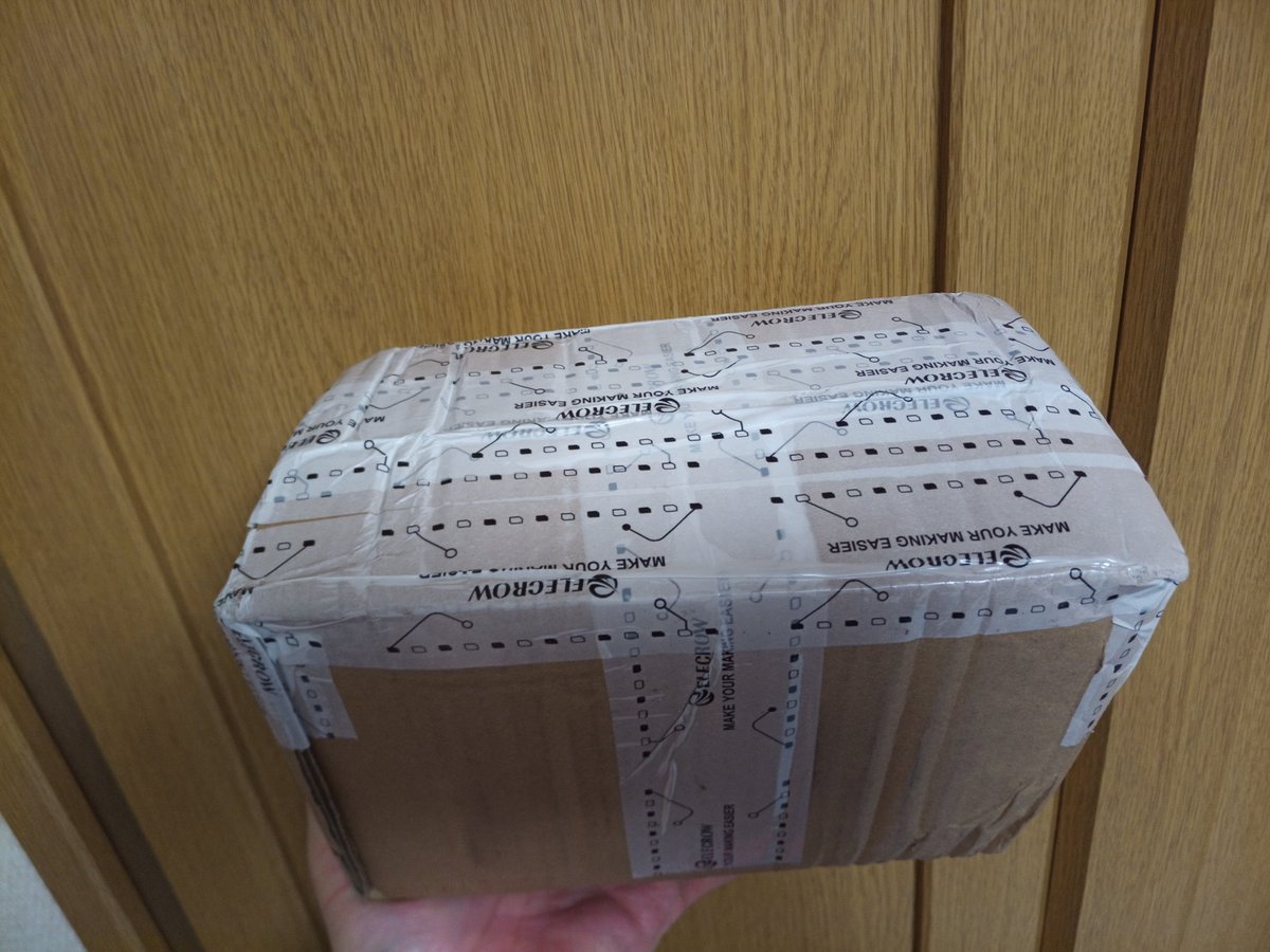 atsuyuki1kawa's tweet image. ELECROW(@Elecrow1)に注文した基板、「出荷したヨ！」メールと共に追跡番号が来たけど、番号が有効になる前に届いたんだが…あ、ELECROWテープだ！(シールも入ってた)
催眠術だとか超スピードだとかそんなチャチなものじゃあ断じてねぇ…もっと恐ろしいものの片鱗を味わったぜ…
#ElecrowPCB