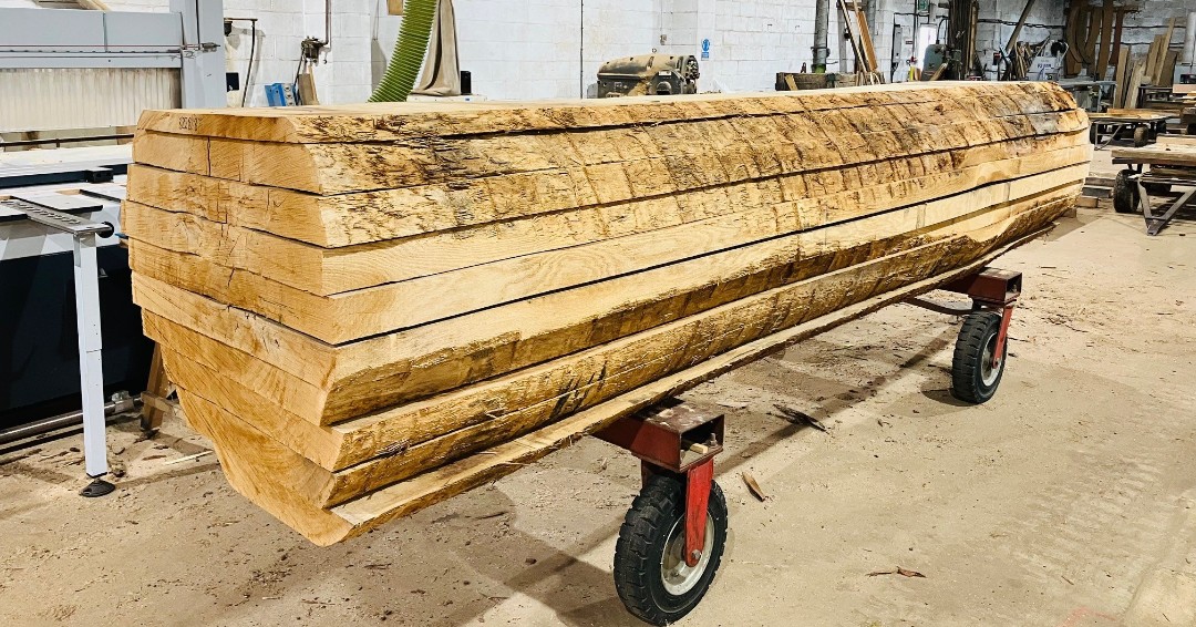 WLWESTSONS's tweet photo. This majestic Oak was transformed into 80mm rough sawn boards for planing all round in the space of a few hours! #timber #oak #oakboards #workwithwood #woodyard https://t.co/h02S0lnjUX