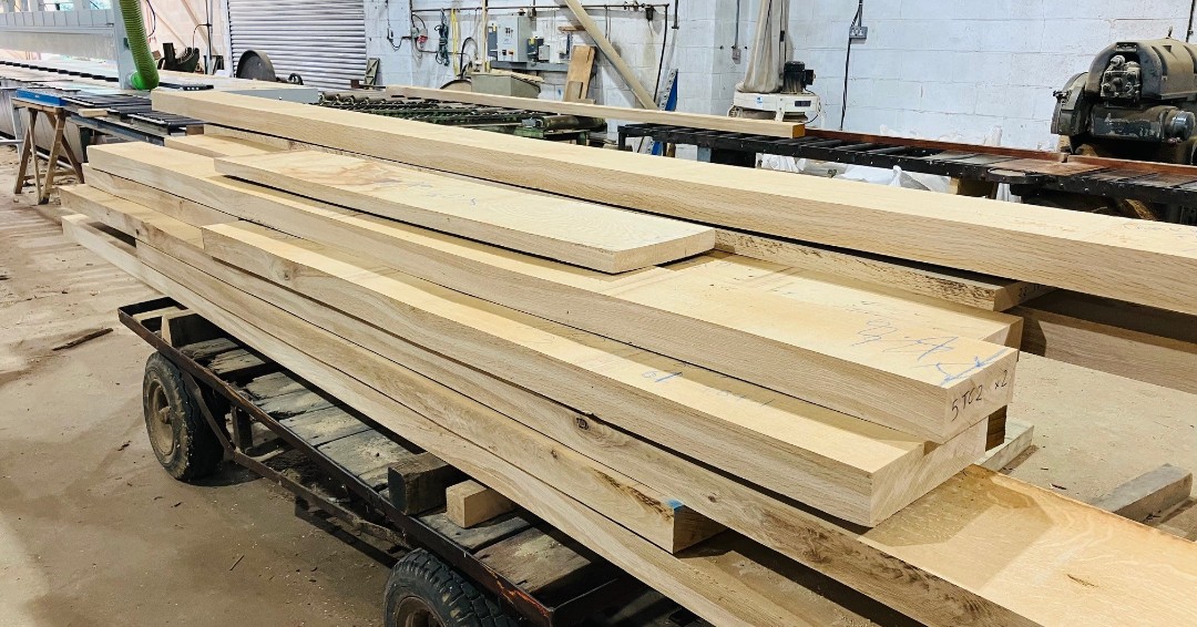 WLWESTSONS's tweet photo. This majestic Oak was transformed into 80mm rough sawn boards for planing all round in the space of a few hours! #timber #oak #oakboards #workwithwood #woodyard https://t.co/h02S0lnjUX