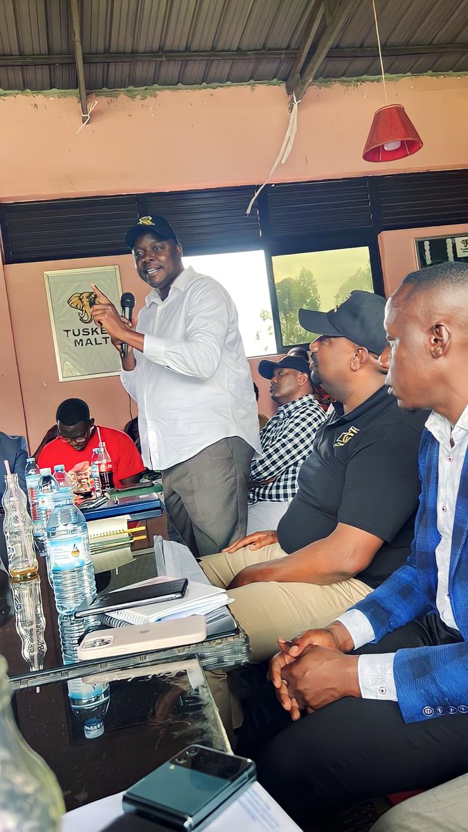 KagutaNzeire's tweet photo. Revolutionary Guards @GuardsOfficial top leadership in Mukono meeting R.G Members and other @NRMOnline leaders of greater Mukono. https://t.co/wcUjJW8wmC