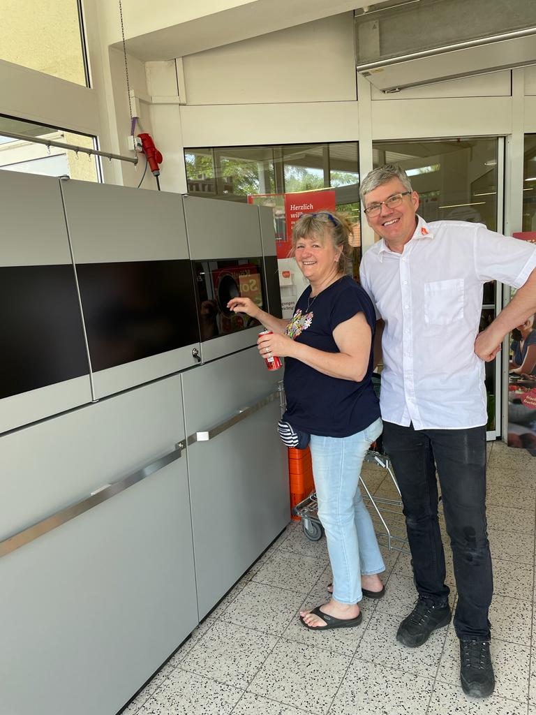 GFeldatal's tweet photo. tegut… investiert in den Standort Feldatal - Seit Anfang Juni 2023 steht ein hochmoderner Rück-gabeautomat für Kunststoff und Glasflaschen im tegut-Markt in Feldatal OT Kestrich. #lebensmittel #service #regional @tegut #feldatal  @ichkaufgernvorort #tegut #vogelsberg https://t.co/5GkGv3exRK