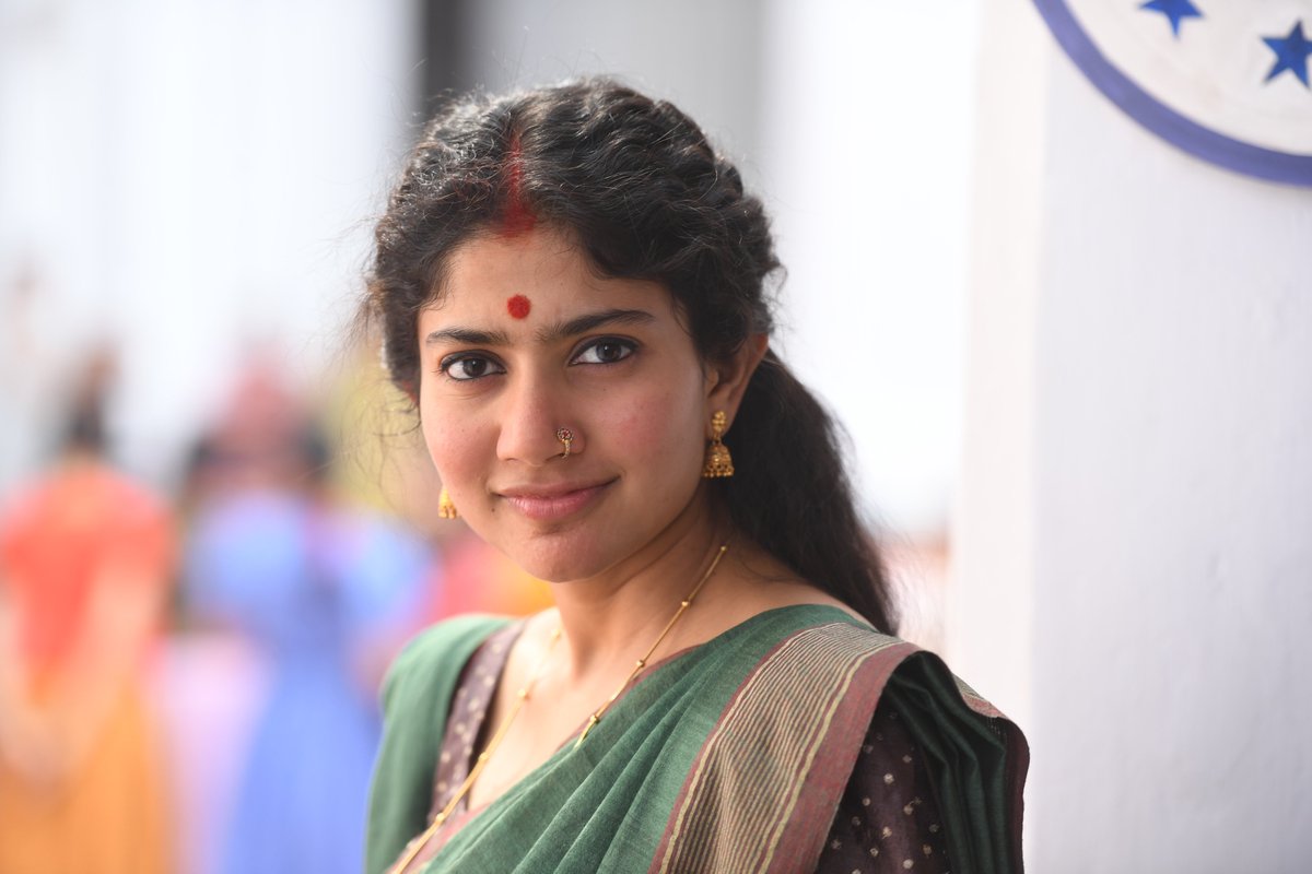 Don't mind us. We're just appreciating how lovely Sai Pallavi looks✨😍