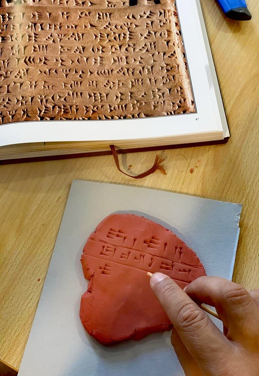 Andreas25596826's tweet photo. Au travail, j'explique aux enfants ce qu'est l'écriture cunéiforme et comment les anciens écrivaient sur l'argile et c'est quoi les cylindres-sceaux.
#cuneiforme
#museedelhomme https://t.co/MH2tq02ByP