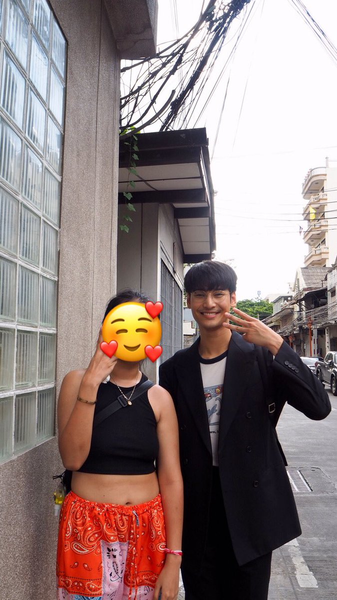 milegate_MP's tweet photo. — วันนี้ไปเดินเล่นทรงวาดท้อก��บการถ่ายแบบพี่โปหน้าร้าน bad 😂 เลยเดินเล่นหาขนมกินฉันเจอพี่โป!!!! อยู่ตรงหน้าแบบตรงหน้า!!!!!! มือพนมขึ้นเองอัตโนมัติเลยอ่ะ แบบบอกพี่โปว่าหนูไหว้พระบ่อยมากเพื่อมีดวงจะมาเจอพี่นะคะ วันนี้ได้เจอแล้วนะ💖💐 @Nnattawin1 

#Nnattawin : #apocoIIeagues https://t.co/UmnT6jKKrA