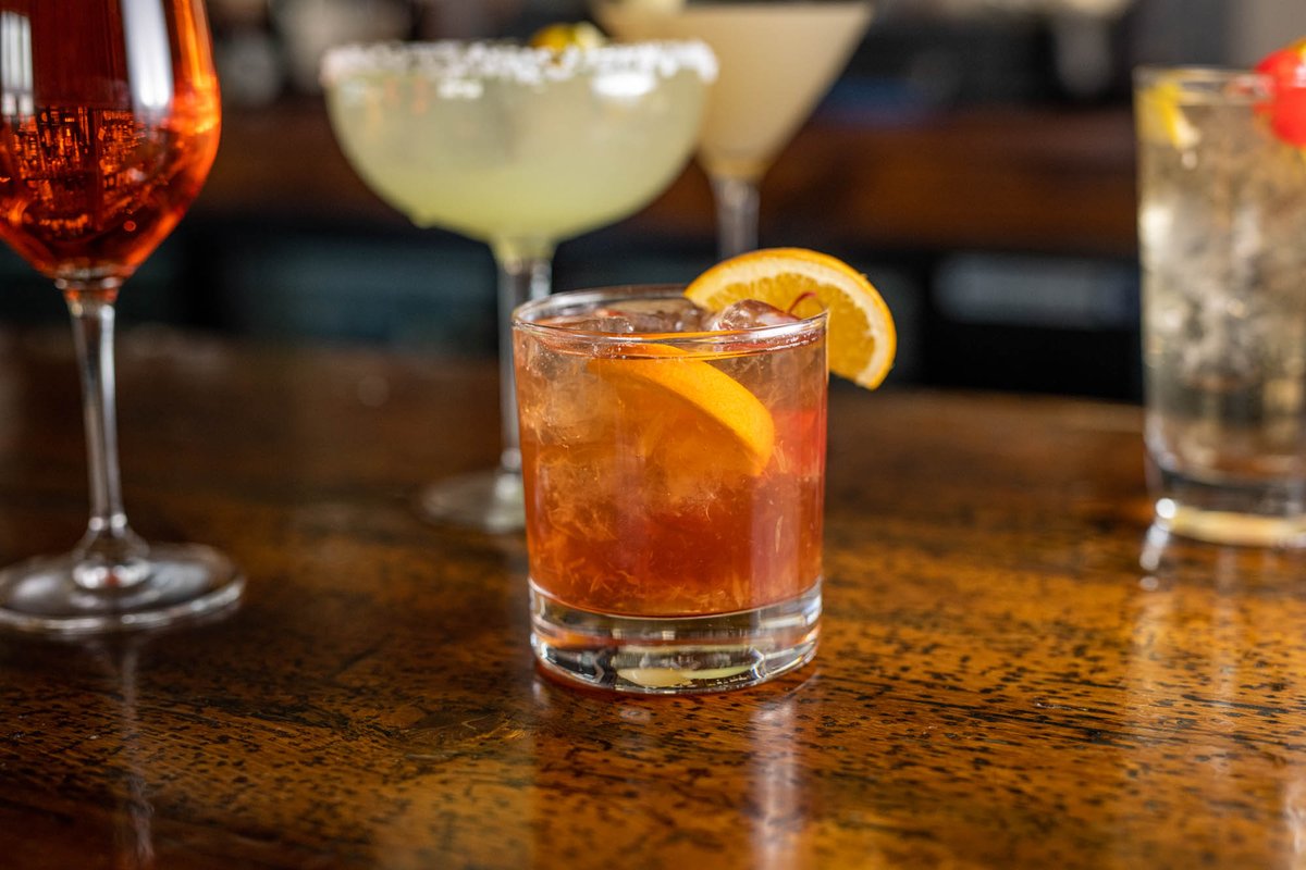 414Thebay's tweet photo. Power Hour, half off drinks from 3-4. https://t.co/XJPRzkhk8D