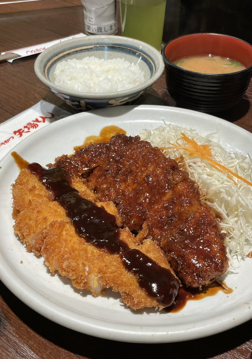 foodiefairy22's tweet photo. 1. 야바톤
나고야 명물 미소카츠를 파는 유명한 맛집 !
기대 안 했는데, 생각보다 너무 맛있잖아 🥹
고기도 두툼하고 부드럽고, 달짝지근하면서 짭조름한 된장 소스랑 찰떡 👍🏻 철판보다 반반이 더 맛있었다. https://t.co/qLdIYK4gKp