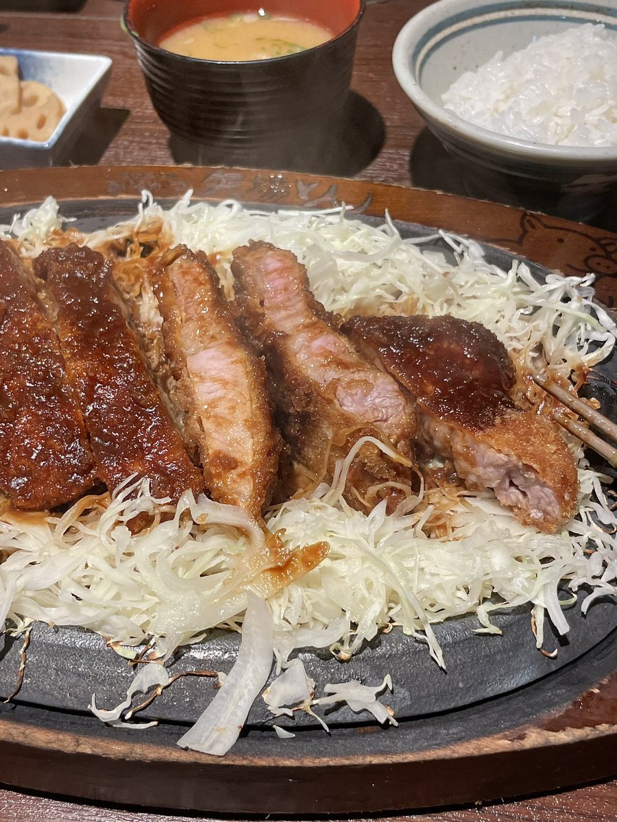 foodiefairy22's tweet photo. 1. 야바톤
나고야 명물 미소카츠를 파는 유명한 맛집 !
기대 안 했는데, 생각보다 너무 맛있잖아 🥹
고기도 두툼하고 부드럽고, 달짝지근하면서 짭조름한 된장 소스랑 찰떡 👍🏻 철판보다 반반이 더 맛있었다. https://t.co/qLdIYK4gKp