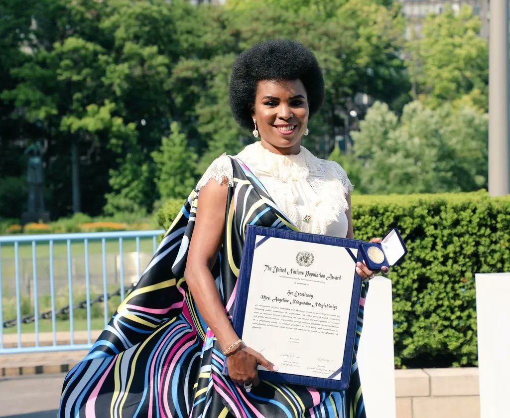 #Burundi: Je me rejoins à mes compatriotes pour chaleureusement féliciter SE @1stLadyBurundi pour le Prix des Nations Unies en matière de la population amplement mérité. Ce grand honneur récompense tes activités exemplaires et couronne tes éminents services envers la population