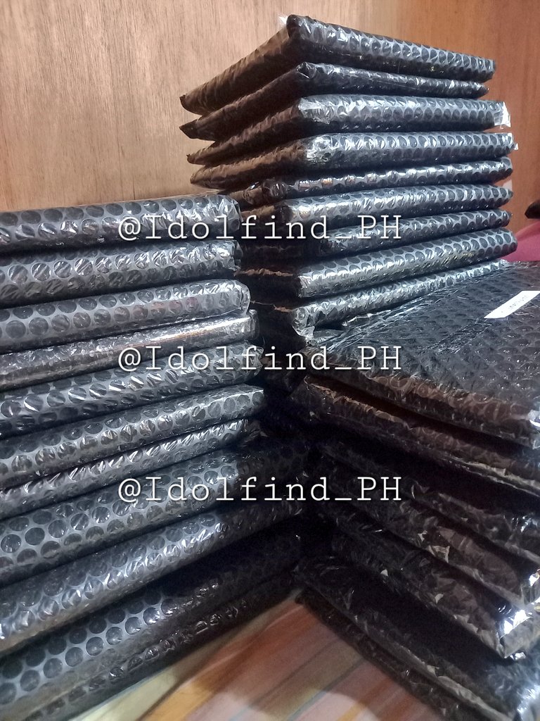 Idolfind_PH's tweet photo. #IDF_UPDATES
#IDF_PROOF
Good evening, dollies ~ β¨οΈπ€
I already packed 60+ orders today. May mga naiwan pa huhu tom nlng po ung iba ksi di na po kaya super sakit na ng likod ko. :< sco link baka tom ko po isend sa gdm kpg naayos ko na po. Pa wait nlng po sa update. Tysm! π₯°π https://t.co/V3fzJra5WR