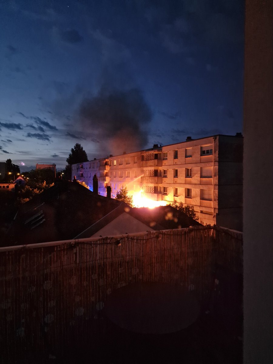 Rimaa_H's tweet photo. Un délire. Le bruit des flammes ça fait trop peur. Un chalumeau grandeur nature https://t.co/X6HUU8ffiI