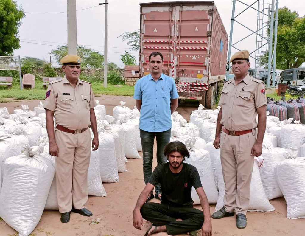 #NAGAURPOLICE 
#PS पांचौड़ी 

• अवैध मादक पदार्थों की रोकथाम हेतु नागौर पुलिस द्वारा बड़ी कार्यवाही।

• 17 क्विंटल 9.860 किलोग्राम अवैध डोडा पोस्त चूरा बरामद।

• जब्तशुदा डोडा पोस्त की बाजार कीमत लगभग 50 लाख रुपए है।

• एक आरोपी अशोककुमार #गिरफ्तार।