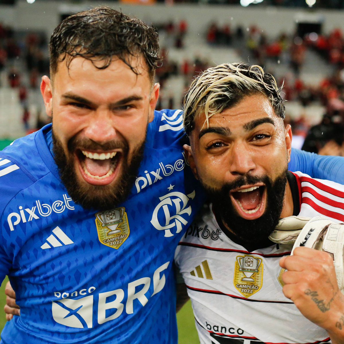 SEQUÊNCIA ABSURDA!

Nos últimos 17 jogos do Flamengo na temporada, foram 12 vitórias, quatro empates e apenas uma derrota!

Disputando três competições, o Rubro-Negro marcou 33 gols e sofreu 14 gols.

10/05 - Flamengo 2 x 0 Goiás (Brasileirão)
13/05 - Bahia 2 x 3 Flamengo