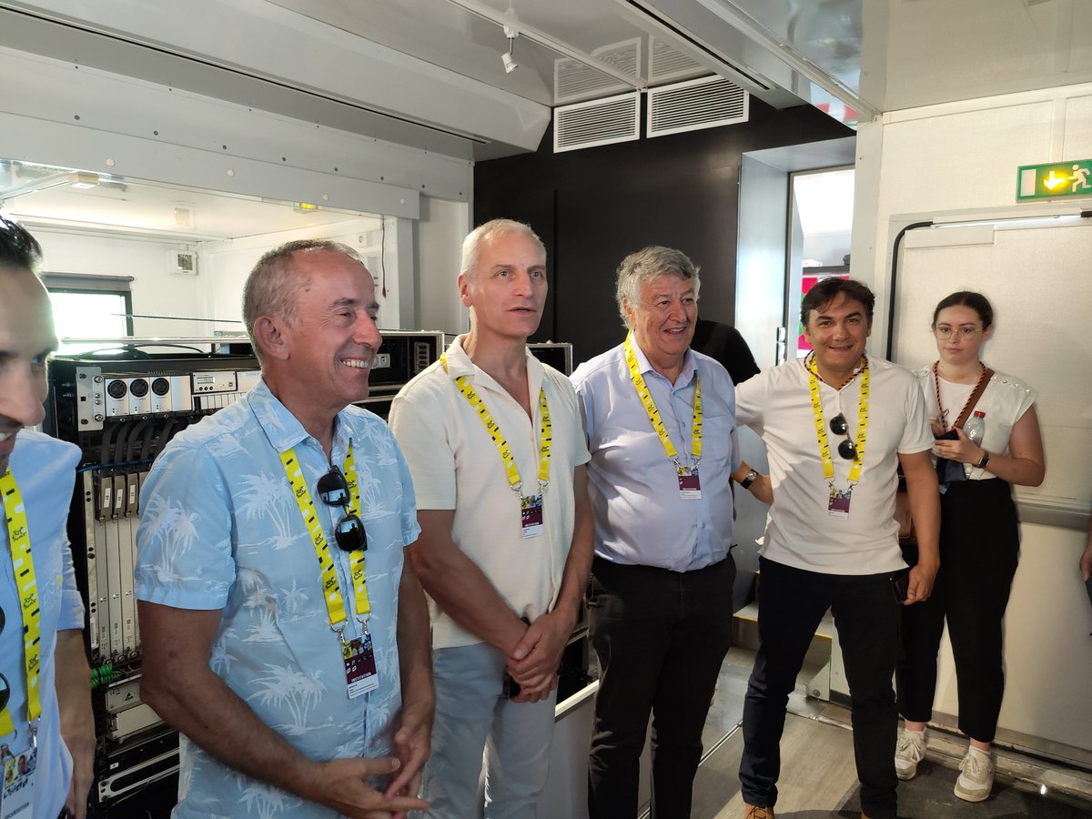 Visite de la Zone technique <a href="/orange/">Orange</a> Events à Belleville en Beaujolais pour la 12eme étape <a href="/LeTour/">Tour de France™</a> avec <a href="/HTerreaux/">terreaux hugues</a> et les élus <a href="/rhone_fr/">Département du Rhône</a> et <a href="/benoit_huver/">Benoit Huver</a> ...  C'est 40 techniciens et des moyens techniques colossaux mobilisés par <a href="/OrangeAuRA/">Orange Auv-Rh-Alpes</a>