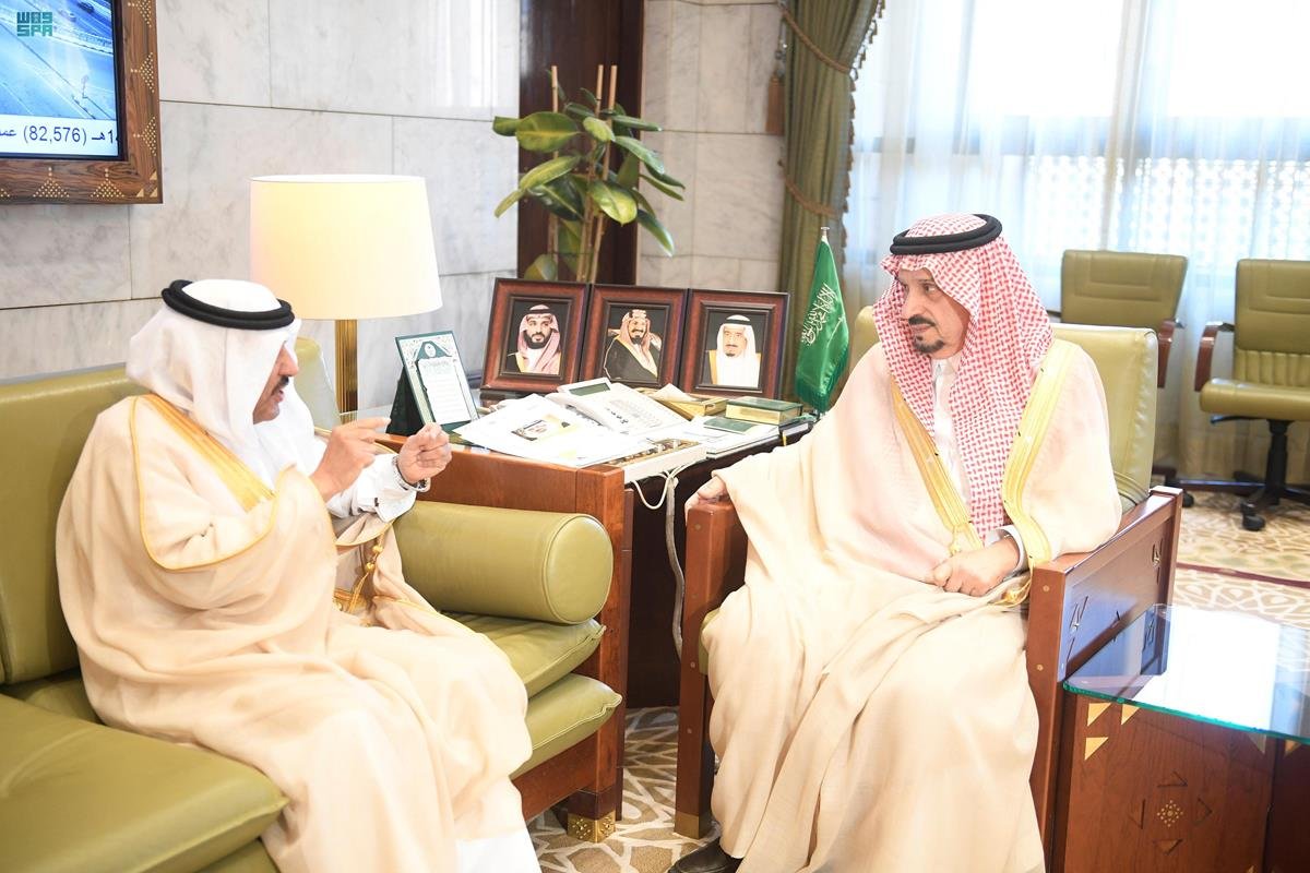 SPAregions's tweet photo. سمو أمير منطقة الرياض يستقبل مدير فرع وزارة النقل والخدمات اللوجستية بالمنطقة.
https://t.co/hEogXhautX
#واس_عام https://t.co/Em8jCzcBzc