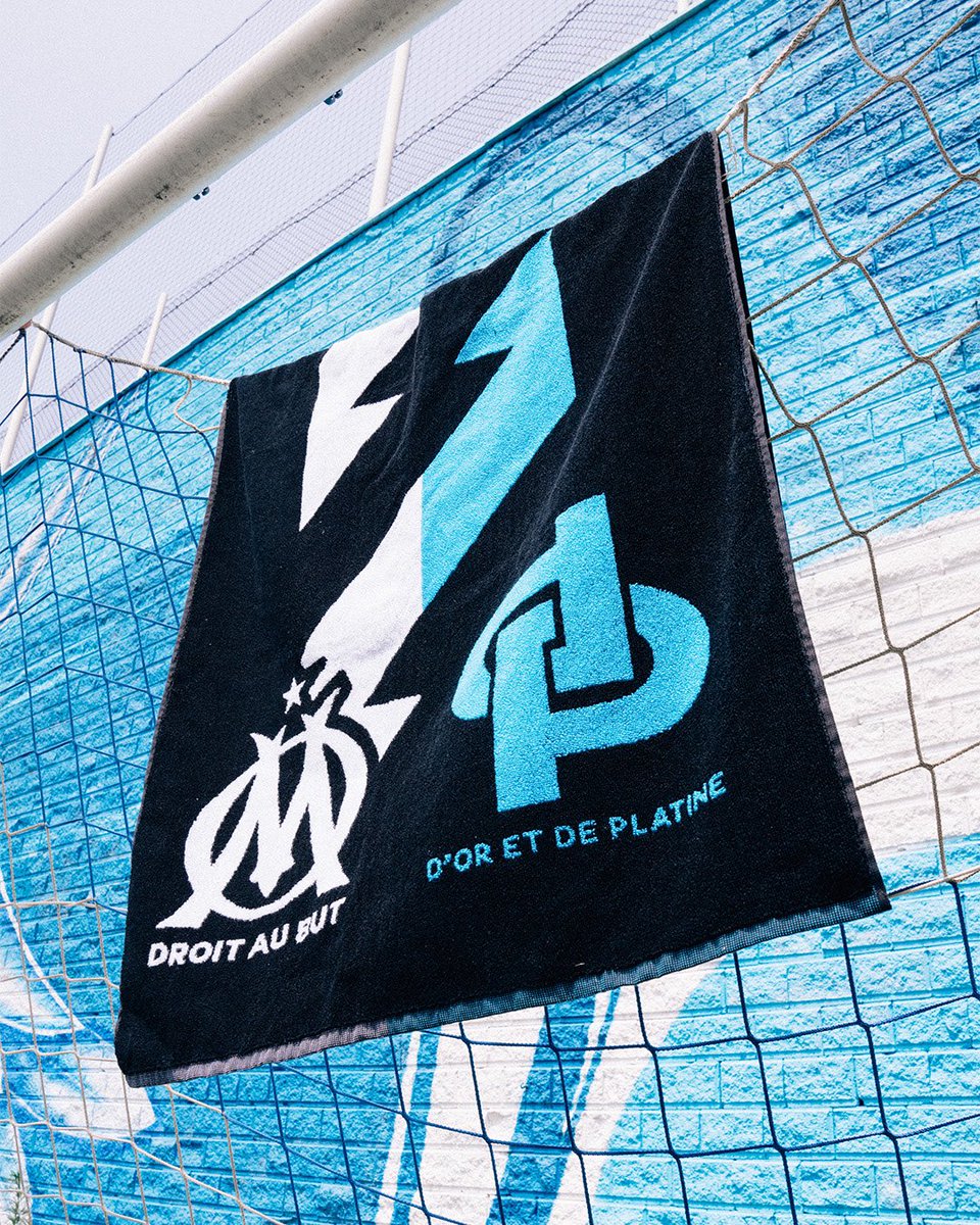 jul's tweet photo. C’est parti la team : la collection D&amp;P x @OM_Officiel est disponible ✊💙🤍
Short de bain, chaise pliante, serviette, glacière… Retrouve tous les produits de la collection officielle sur https://t.co/IEmcuYzQya https://t.co/KNKYGQVbLw