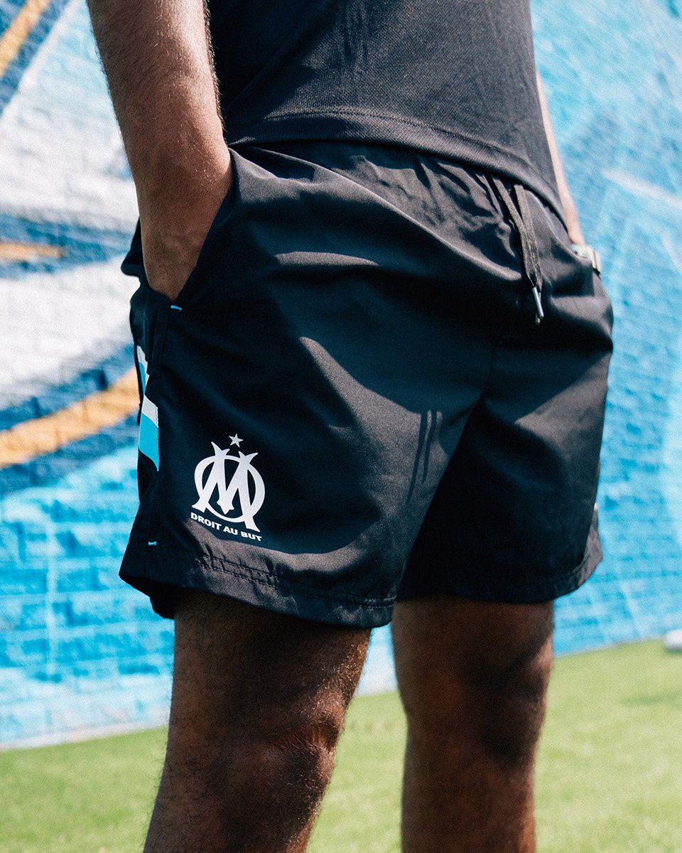 jul's tweet photo. C’est parti la team : la collection D&amp;P x @OM_Officiel est disponible ✊💙🤍
Short de bain, chaise pliante, serviette, glacière… Retrouve tous les produits de la collection officielle sur https://t.co/IEmcuYzQya https://t.co/KNKYGQVbLw