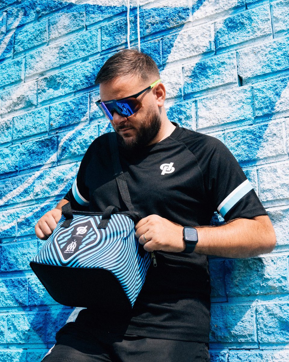 jul's tweet photo. C’est parti la team : la collection D&amp;P x @OM_Officiel est disponible ✊💙🤍
Short de bain, chaise pliante, serviette, glacière… Retrouve tous les produits de la collection officielle sur https://t.co/IEmcuYzQya https://t.co/KNKYGQVbLw