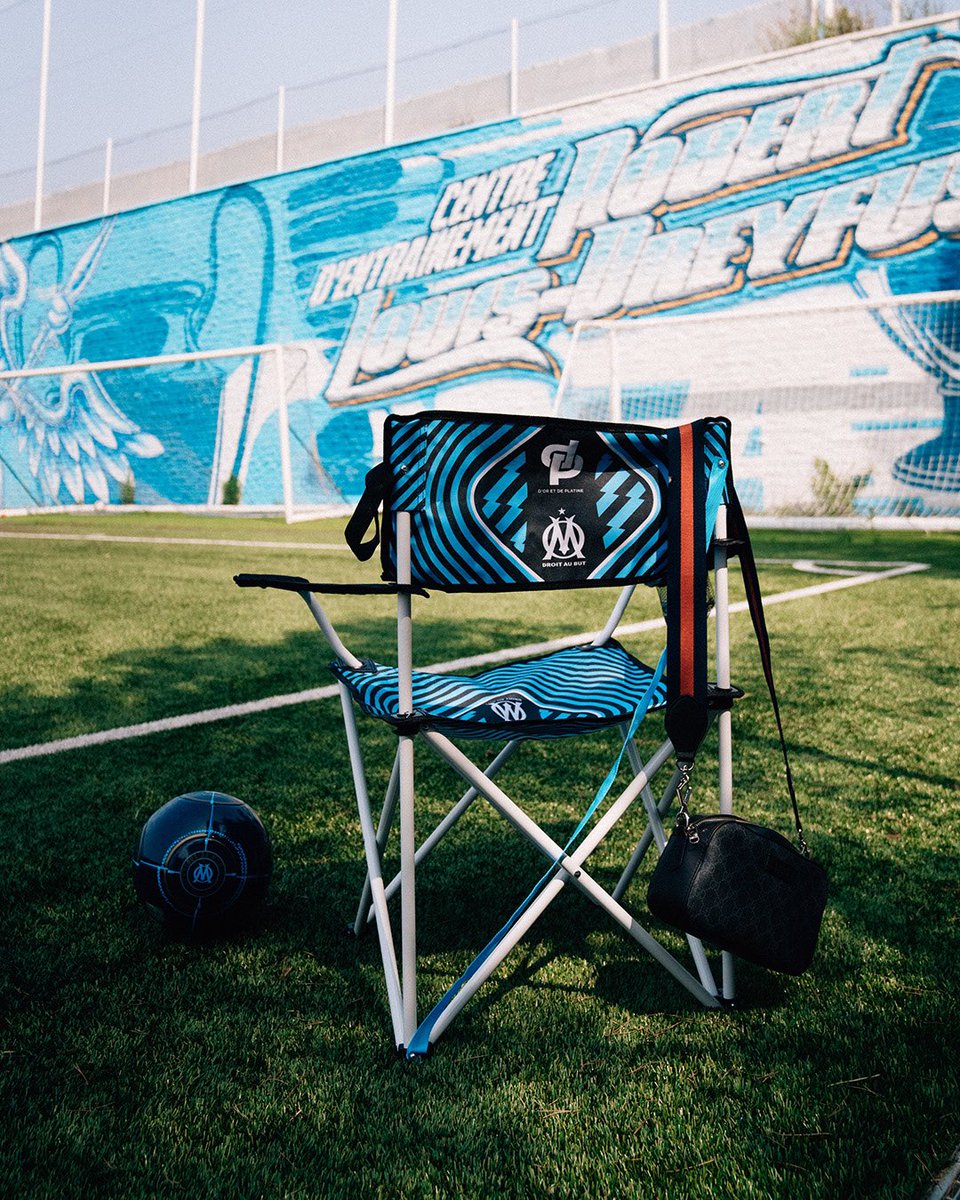 jul's tweet photo. C’est parti la team : la collection D&amp;P x @OM_Officiel est disponible ✊💙🤍
Short de bain, chaise pliante, serviette, glacière… Retrouve tous les produits de la collection officielle sur https://t.co/IEmcuYzQya https://t.co/KNKYGQVbLw