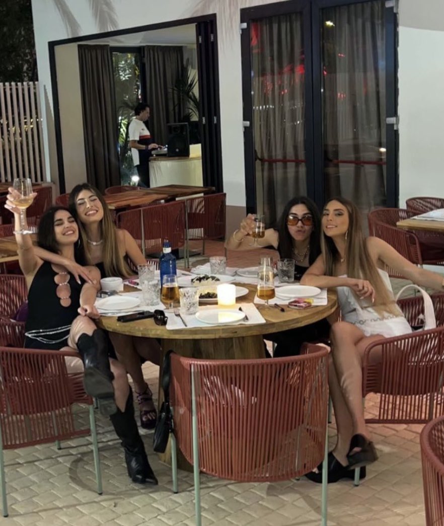 judebarness's tweet photo. ______ ______ ______ ______ ______
    ← ⚪ 𝑑𝑖𝑑𝑖🏹🍿  ⠇                         
              ⁵ ᵐⁱⁿᵘᵗᵉˢ ᵃᵍᵒ
#tb to formentera con le mie girlsss!! https://t.co/QExCqA7zcl