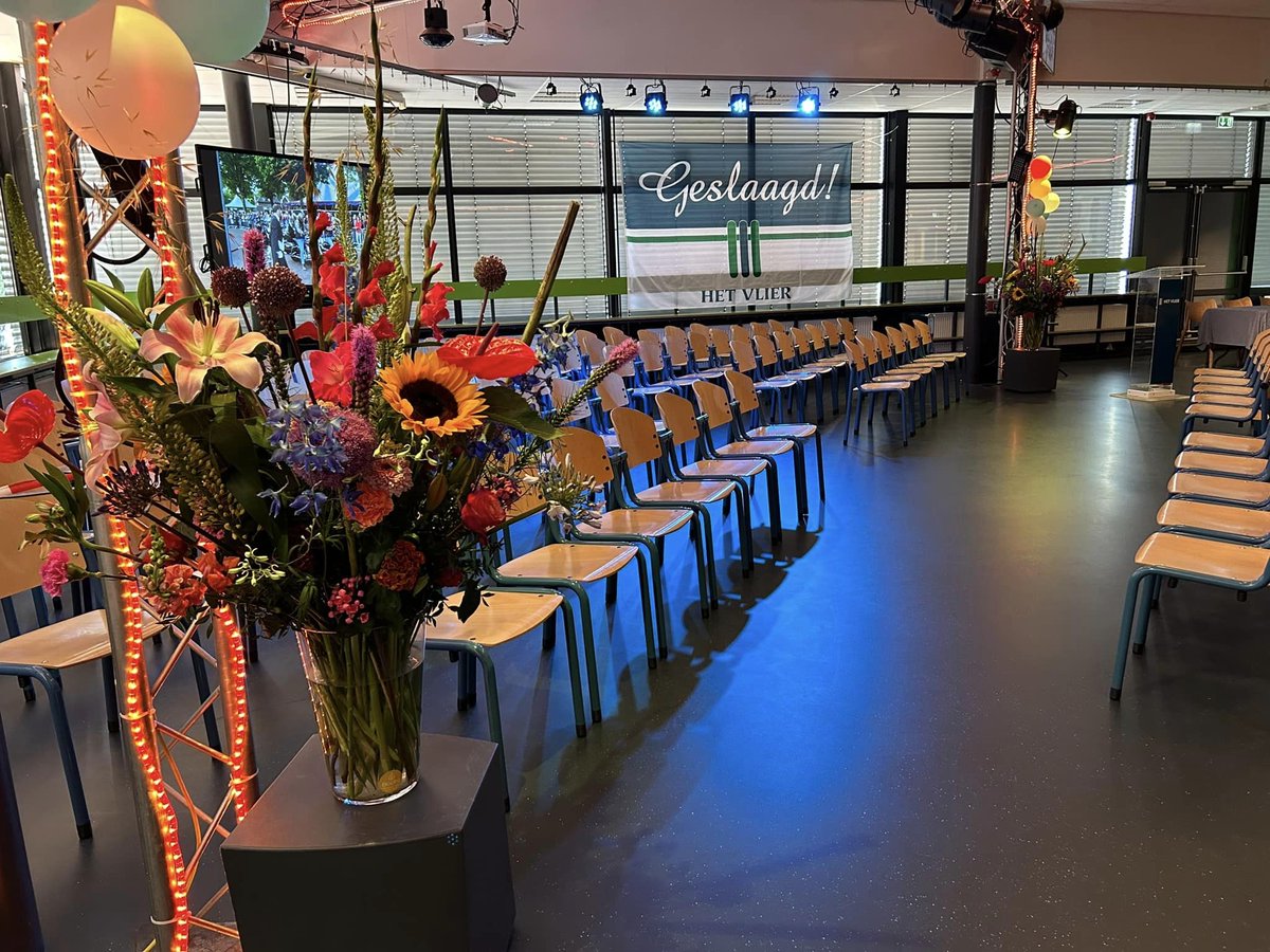 HetVlier's tweet photo. Klaar om onze geslaagde leerlingen te ontvangen vandaag en morgen. Van harte gefeliciteerd nogmaals en een hele fijne uitreiking gewenst #diplomauitreiking #ettyhillesumlyceum #ehl #hetvlier #geslaagd #devlaghangtuit https://t.co/LjVA1v84AL
