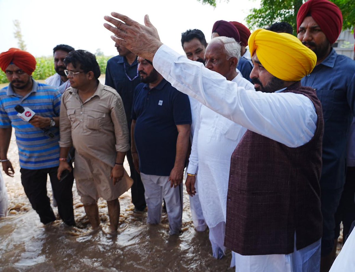 BhagwantMann's tweet photo. ਅੱਜ ਸੰਗਰੂਰ ਦੇ ਘੱਗਰ ਦੇ ਨਾਲ ਲੱਗਦੇ ਹੜ੍ਹ ਪ੍ਰਭਾਵਿਤ ਇਲਾਕਿਆਂ ਦਾ ਜਾਇਜ਼ਾ ਲਿਆ…ਲੋਕਾਂ ਨਾਲ ਗੱਲਬਾਤ ਕਰਕੇ ਹੌਂਸਲਾ ਦਿੱਤਾ…ਹਰ ਕਿਸਮ ਦੇ ਨੁਕਸਾਨ ਦੀ ਪੂਰਤੀ ਕਰਾਂਗੇ…

ਸਾਡੇ ਲਈ ਸਭ ਤੋਂ ਜ਼ਰੂਰੀ ਪਾਣੀ ‘ਚ ਫਸੇ ਲੋਕਾਂ ਤੇ ਬੇਜ਼ੁਬਾਨਾਂ ਦੀ ਜਾਨ ਬਚਾਉਣਾ ਹੈ…ਸਮਾਂ ਮੁਸ਼ਕਲ ਜ਼ਰੂਰ ਹੈ ਪਰ ਆਪਾਂ ਸਾਰਿਆਂ ਨੇ ਇੱਕ ਦੂਜੇ ਦੇ ਸਹਿਯੋਗ ਨਾਲ ਤੇ ਰਲ਼ ਮਿਲ ਕੇ ਲੰਘਾਉਣਾ ਹੈ…ਪਰਮਾਤਮਾ ਦੀ ਮੇਹਰ ਸਦਕਾ ਹਾਲਾਤ ਜਲਦੀ ਪਹਿਲਾਂ ਵਾਂਗ ਸਥਿਰ ਹੋਣਗੇ…ਹੌਂਸਲਾ ਹਿੰਮਤ ਕਾਇਮ ਰੱਖੋ ਚੜ੍ਹਦੀਕਲਾ ‘ਚ ਰਹੋ..ਹਰ ਵਕਤ ਲੋਕਾਂ ਦੇ ਨਾਲ ਖੜ੍ਹੇ ਹਾਂ…
