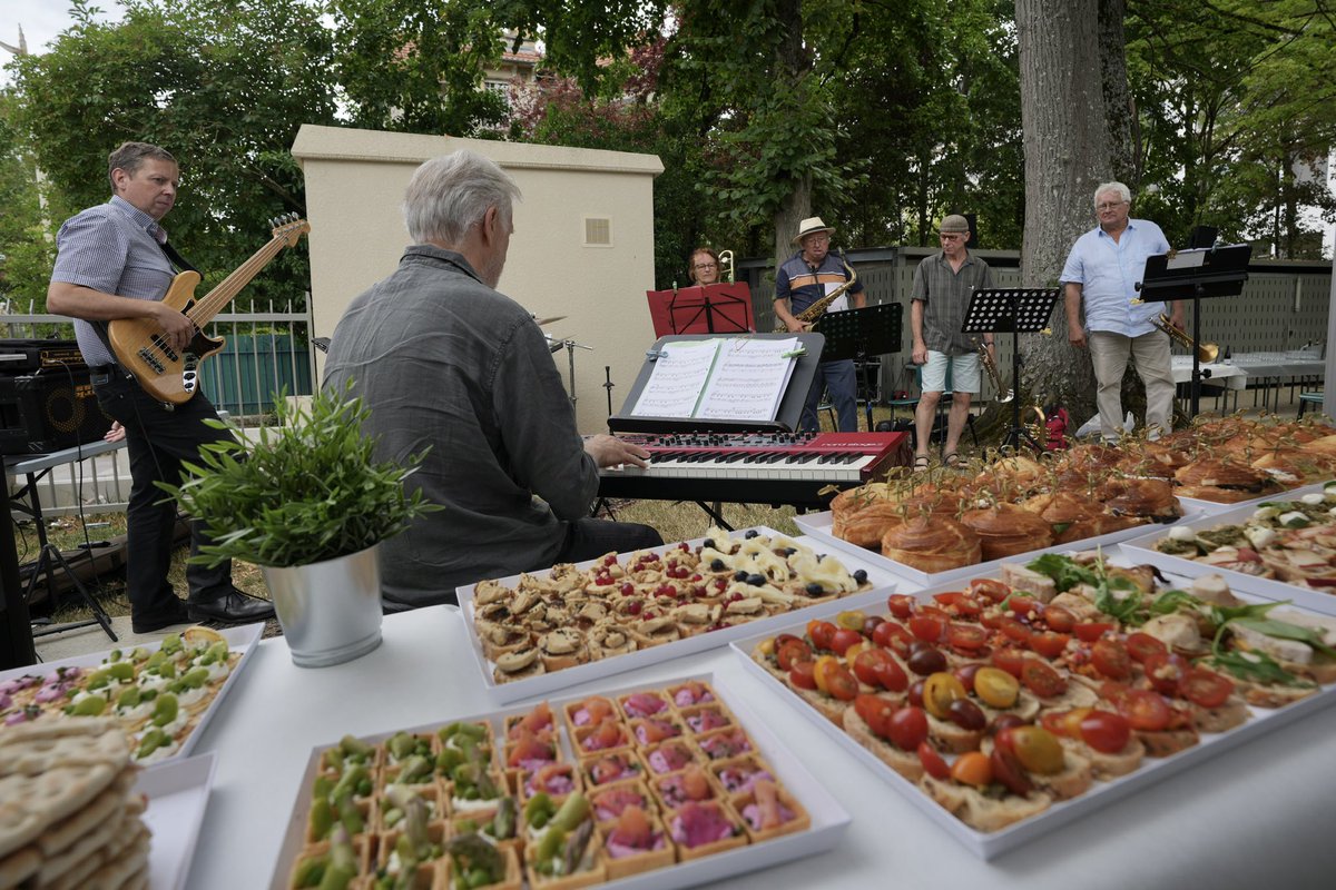 Académie de Nancy-Metz on Twitter: "🥂🌳 Moment de convivialité dans les