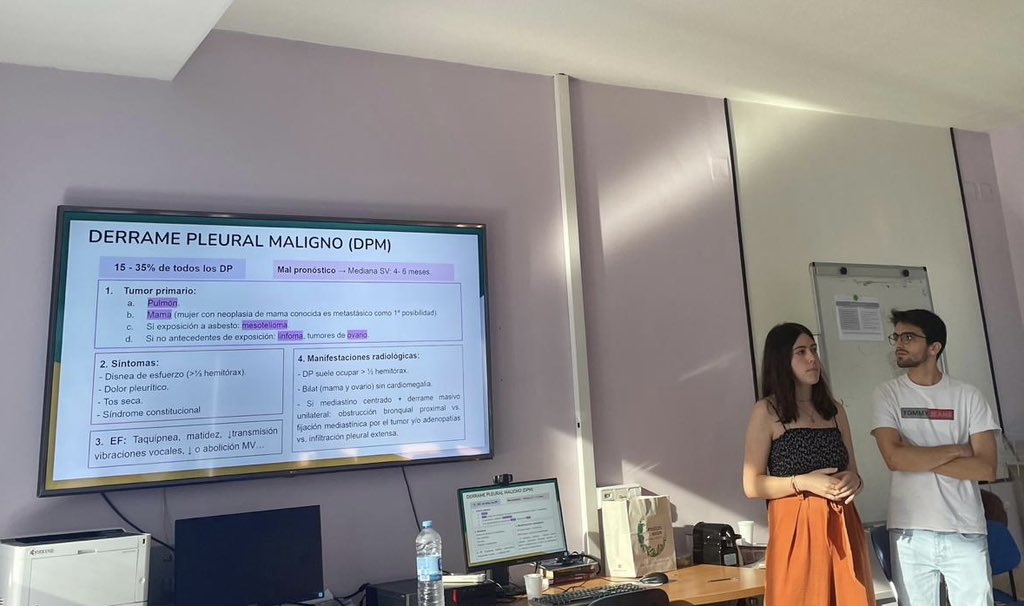 Hoy nuestros R1, Isabel Calonge y Alberto Amorós, han dado su primera sesión en el Servicio en la que nos han hablado acerca del derrame pleural maligno de causa extrapulmonar, tutorizada por las doctoras Tamara Alonso y Rosa Mar Gómez. ¡Buen trabajo chicos!