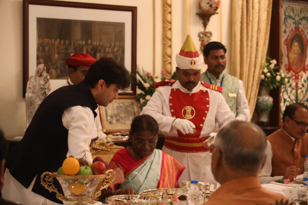 ये लोकतंत्र की चक्की है। धीरे पीसती है। पर बहुत महीन और बारीक पीसती है!! पर्मानेंट पीसती है। 

शुक्रिया बाबा साहब। 

मूँग दाल छिलका, पनीर मखाना अच्छा बना है। फल ताजे हैं।