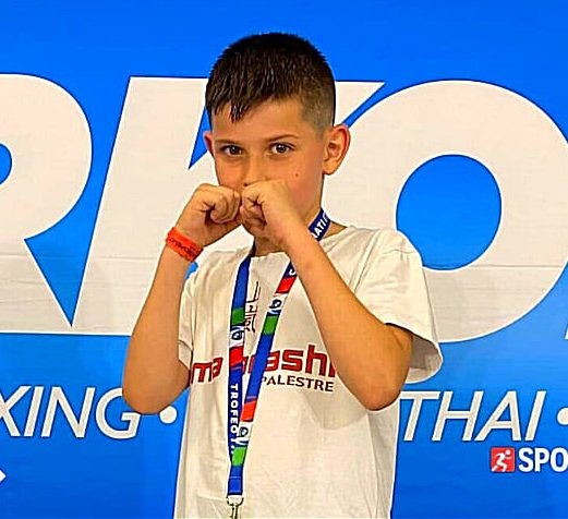Questa è la storia di Edoardo Ferrari, un bimbo di 10 anni Piacentino.
Stava disputando i campionati italiani a Jesolo difendendo i colori della sua squadra, la Yama Arashi. Nella finale che assegna l'oro, si è presentato da solo, poiché il suo avversario non era arrivato in