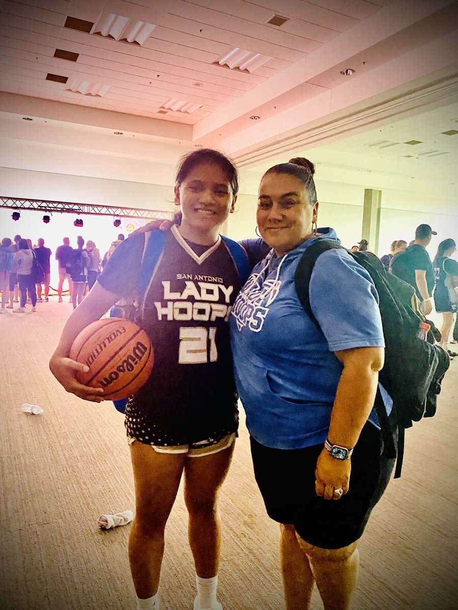 san_daichelle's tweet photo. My last tournament of the summer!  It was an honor to play with @SALadyHoops and my amazing CBlue team.  Learned so much from my coaches and teammates.  It was an honor to play beside and call some of the top athletes across San Antonio and surrounding areas my teammates! https://t.co/FHle1C2MTe