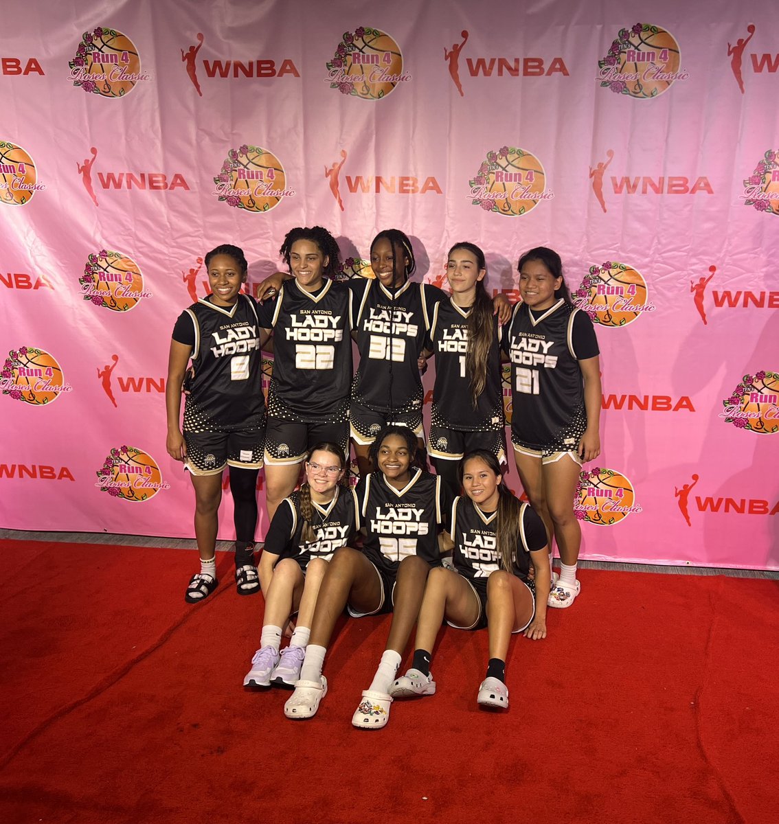 san_daichelle's tweet photo. My last tournament of the summer!  It was an honor to play with @SALadyHoops and my amazing CBlue team.  Learned so much from my coaches and teammates.  It was an honor to play beside and call some of the top athletes across San Antonio and surrounding areas my teammates! https://t.co/FHle1C2MTe