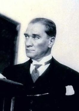 “Bugün ilmin, fennin, bütün kapsamıyla medeniyetin yaydığı ışık karşısında filan ve falan şeyhin yol göstericiliğiyle maddi ve manevi saadet arayacak kadar ilkel insanların Türkiye medeni camiasında varlığını asla kabul etmiyorum.”

(Atatürk,30 Ağustos 1925)